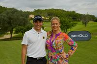 Beim Schüco Business Cup Weltfinale auf Mallorca: DGV-Nachwuchsspieler Dominic Foos, der mit +6,4 das beste Handicap vorweisen kann, das je ein deutscher Spieler erreicht hat, zusammen mit Barbara Schöneberger.