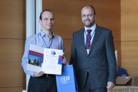 Jakob Hampel (Forscher am IMMS) und Geert Brokmann (Vorstand CiS e.V.) bei der Preisverleihung des Silicon-Science-Awards am 04.09.2023 durch den CiS e.V. und das CiS Forschungsinstitut für Mikrosensorik GmbH an der TU Ilmenau.