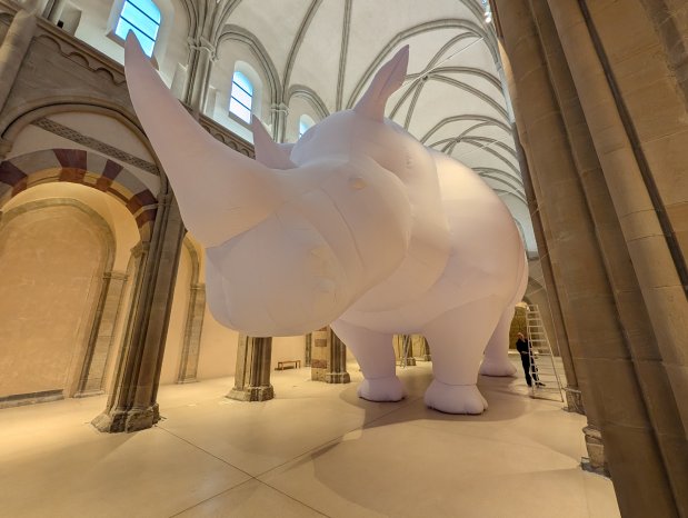 Aufblasbares Nashorn - Magdeburg.jpg