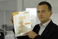 Geschäftsführer Maik Porsch stellt das Kommunikationspaket für Senioreneinrichtungen vor