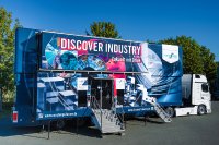 Auf zwei Ebenen präsentiert DISCOVER INDUSTRY verschiedene Meilensteine im Produktentstehungsprozess. Schülerinnen und Schüler erfahren so, vor welchen Aufgaben Ingenieurinnen und Informatiker in der Industrie stehen.