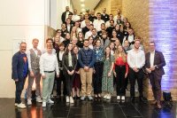 Kammersieger und Kammersiegerinnen mit Peter Friedrich (l.) und Alexander Kotz (r.) / Quelle: HWK / Harald Brendel