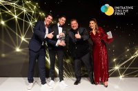 Bernd Zipper (2.v.r.), Vorstandsvorsitzender der Initiative Online Print e.V., freut sich gemeinsam mit Moderatorin Laura Wontorra (1.v.r.), den IOP-Award für den innovativsten Onlinedrucker des Jahres an Simon Pohl (2.v.l.) und Jan Niklas Bausch (1.v.l.) von der OMS Online Mailing Service GmbH zu überreichen. Bernd Zipper (2.v.r.), Vorstandsvorsitzender der Initiative Online Print e.V., freut sich gemeinsam mit Moderatorin Laura Wontorra (1.v.r.), den IOP-Award für den innovativsten Onlinedrucker des Jahres an Simon Pohl (2.v.l.) und Jan Niklas Bausch (1.v.l.) von der OMS Online Mailing Service GmbH zu überreichen.