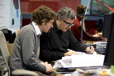 Renault Trucks Design-Chef Hervé Bertrand (re.) und sein Kollege Paul Daintree arbeiten an den Entwürfen der neuen Baureihen von Renault Trucks