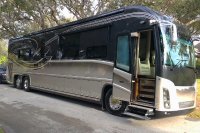 Reisende in Bussen und Wohnmobilen bevorzugen Ruhe und Frieden, vor allem, wenn das Fahrzeug parkt. Daher sollen Klima- und andere technische Systeme, etwa für die Luftfederung oder für den Betrieb von Tür- und Sanitäranlagen, möglichst wenig Lärm verursachen, vor allem nachts