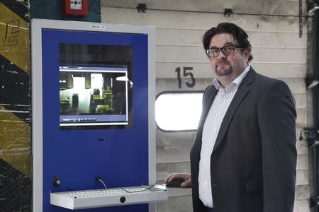 Vereinfachte Sendungsrecherche: Peter Heinimann, Prokurist und Leiter Personal bei der DTC vor dem neuen Computerterminal