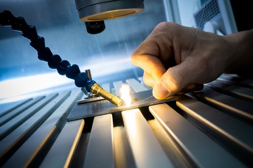 laserschweissnaht-edelstahl-schutzgas-makroaufnahme.jpg