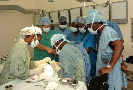 In Masina, dem ärmsten Stadtteil Kinshasas, entsteht ein Lehrkrankenhaus mit angeschlossenen Untersuchungs- und Operationseinrichtungen.