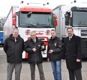 Die Spedition Fiedler erhält die Schlüssel eines der ersten Renault Trucks T in Deutschland (v.l. Michael Hebbinghaus, Renault Trucks; Bodo Rixecker, Nutzfahrzeuge Kreuzer, Jan Fiedler, Fiedler GmbH; Jörg Fiedler, Fiedler GmbH)