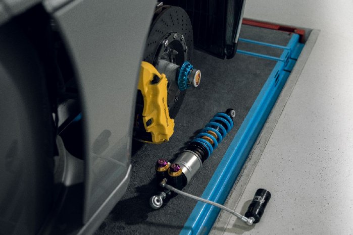 low_KW_HLS_Evolution_Vorderachsdaempfer_Beifahrerseite_01_KW_V5_HLS_Porsche_Carrera_GT.jpg