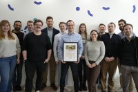 Scalefree-Team mit CEO Cristof Wenzeritt (mitte) zeigen stolz die Sponsoring-Urkunde für den Kleinen Panda.