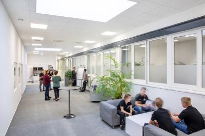 Die WITTENSTEIN talent arena: Innenaufnahmen Werkstatt-, Schulungs-, Besprechungs- und Pausenbereiche / Bildquelle: WITTENSTEIN SE