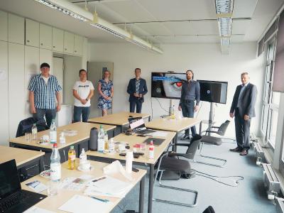 Gruppenfoto der Startveranstaltung:
Personen v.l.n.r.
Herr Ollinger, 1&1 IONOS
Herr Kania, 1&1 IONOS
Frau Prof. Volkamer, Karlsruher Institut für Technologie (KIT)
Herr Feist, mindUp Web + Intelligence GmbH
Herr Dr. Mayer, KIT Karlsruhe
Herr Hausch, FV EIT BW