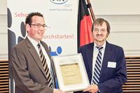 Jochen Roth, Prozessingenieur bei Rittal nahm die Urkunde in Berlin entgegen