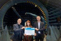 Dr. Katja Böhler, Staatssekretärin im Thüringer Ministerium für Wirtschaft, Wissenschaft und Digitale Gesellschaft, übergibt den Zuwendungsbescheid