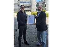 Der Paper Award 2025 Gold Gewinner Dr. Shahrouz Amini (links) vom Max Planck Institut für Kolloid- und Grenzflächenforschung in Potsdam, Deutschland, erhält seinen Preis von Thomas Olschewski (Oxford Instruments). Der Paper Award 2025 Gold Gewinner Dr. Shahrouz Amini (links) vom Max Planck Institut für Kolloid- und Grenzflächenforschung in Potsdam, Deutschland, erhält seinen Preis von Thomas Olschewski (Oxford Instruments).