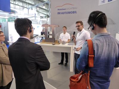 Am Thema Leichtbau interessierte Besucher bei den Massivumformern auf der Hannover Messe 2014