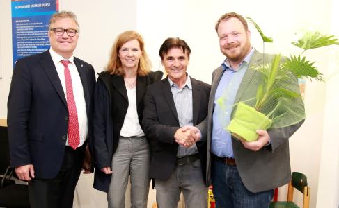 Haben den neuen Standort offiziell eröffnet: Regionspräsident Hauke Jagau (v. l.), Dr. Andrea Hanke, Dezernentin für Soziale Infrastruktur der Region, Manfred Massalski, Teamleiter der Jugendhilfestation Springe/Pattensen, und Springes Bürgermeister Christian Springfeld / Copyright: Draheim/Region Hannover