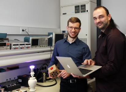 Johannes Kölsch (li.) und Christopher Heinz arbeiten daran, Geräte unterschiedlicher Hersteller einfacher zu vernetzen (Foto: TUK/Thomas Koziel)