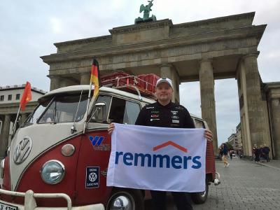 Joey Kelly startete am Brandenburger Tor in Berlin Mitte Juli 2019 in Richtung Peking / Bild: Remmers, Löningen