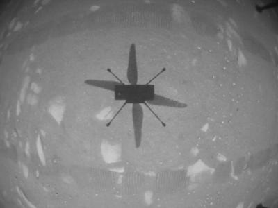 Die Kamera des Helikopters hat während des Fluges den Boden mit dem Schatten fotografiert
