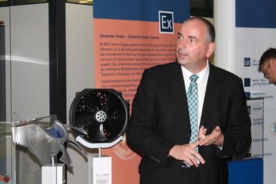 Professor Dr. Peter Kirchner führt durch die Ausstellung