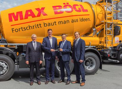 Gesellschafter Johann Bögl freut sich über mehr Sicherheit bei der modernen Fahrzeugflotte von Max Bögl. Personen auf dem Bild von links nach rechts: Gebietsverkaufsleiter Rudolf Gschoßmann, Liebherr-Mischtechnik GmbH; Gesellschafter Johann Bögl, Firmengruppe Max Bögl; Verkaufsleiter LKW Joachim Reiner, Mercedes Benz NL Nürnberg; Verkauf LKW Sebastian Ruf, Mercedes-Benz NL Nürnberg. (Bild: Firmengruppe Max Bögl)