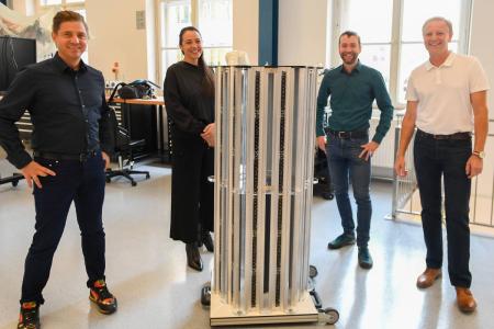 Von links: Gerald Kohler, Felicitas Kohler, PLANLICHT, Ronald Stärz, Harald Schöbel, MCI mit "seTUBE Gondola" Prototyp. Foto: MCI Planlicht/Spiess