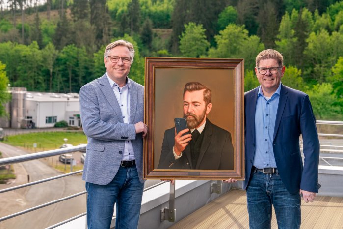 SELVE_Doppelspitze_mit_Portrait_Firmengründer.jpg