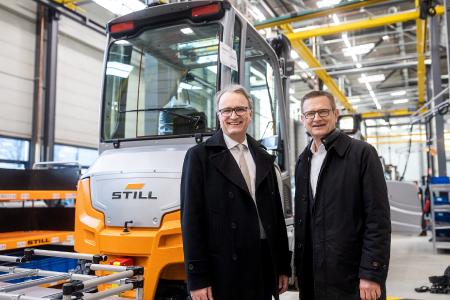 Staatsrat Andreas Rieckhof (l.) gratuliert STILL Geschäftsführer Thomas A. Fischer zum 100-jährigen Jubiläum / Foto: STILL GmbH