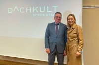 FLECK-Geschäftsführer Christoph Nielacny (l.) mit Petra Schumacher (r.), Sprecherin der Initiative Steildach/DACHKULT, bei der Neugründung der Initiative. FLECK-Geschäftsführer Christoph Nielacny (l.) mit Petra Schumacher (r.), Sprecherin der Initiative Steildach/DACHKULT, bei der Neugründung der Initiative.