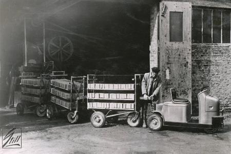 Erfahrener Partner für intelligente Intralogistiklösungen: Bereits in den fünfziger Jahren stellte STILL mit dem Dreirad-Schlepper Muli-Mobil die Weichen für den Erfolg als Systemanbieter für Schlepper und Routenzüge / Foto: STILL GmbH