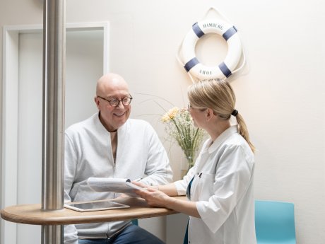 Zahnaerztin-Flipsen-im-Patientengespraech.jpg