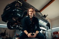 “Viele Kfz-Werkstätten verzetteln sich gerade komplett, indem sie auf vermeintlich naheliegende Lösungen setzen, um ihre betriebliche Situation zu verbessern. Und es werden immer die gleichen Fehler gemacht.” (Robert Merz, Werkstatt-Experte und Gründer der KFZ-Rockstars)