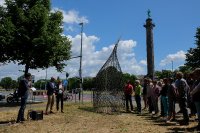 von links: Kai Brunschön - Schulleiter BBS ME; Belit Onay – Oberbürgermeister Hannover; Wolfgang Buntrock – Künstler; weitere Gäste auf der rechten Seite