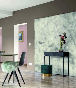 Carbon-Schwarz "Nerone 5", warmes Rosé, Brauntöne sowie kühle Grünnuancen charakterisieren die Farbwelt 1, "Die Elegante" genannt (Foto: Caparol Farben Lacke Bautenschutz GmbH)
