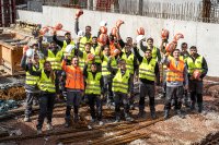 Die Mitarbeitenden der Rommel Bauunternehmung GmbH freuen sich über den diesjährigen Ausbildungspreis der Handwerkskammer Region Stuttgart. (Foto: Kathrin Heikaus – frisch ans werk)