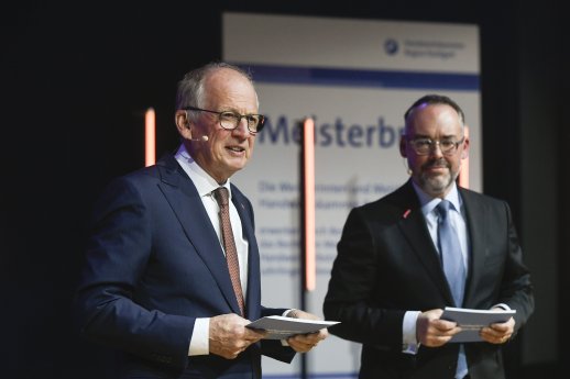 Präsident Rainer Reichhold und HGF Peter Friedrich bei der Begrüßung.jpg