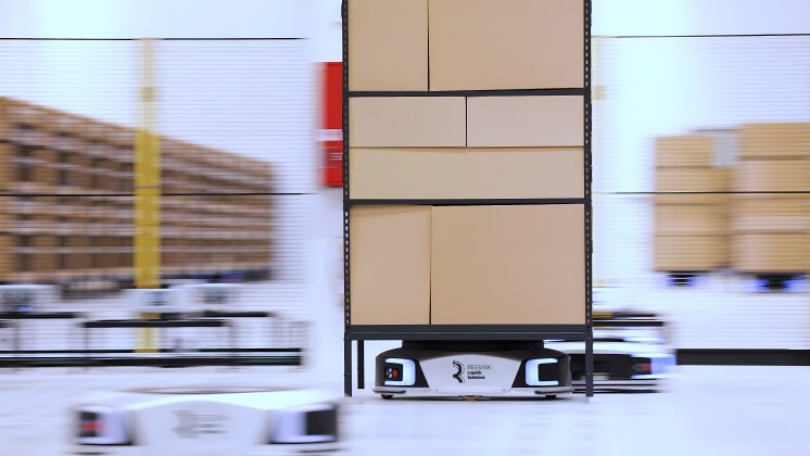 Geek+ Shelf-to-Person AMR transporting shelf 01 hres.jpg