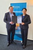 Dr. Özlem Weiss, Geschäftsführerin Expertants GmbH, und Dr. Andreas Förster, Geschäftsführer DECHEMA, präsentieren die Kooperation zwischen DECHEMA und Messe Erfurt