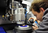 Mit der Basic Engineering School will die TU Ilmenau den Studieneinstieg für die Ingenieure von Morgen praxisnäher gestalten. Die Ultrapräzisionstechnik ist ein typisches anwendungsnahes Forschungsfeld des Ilmenauer Maschinenbaus. Foto: Sebastian Trepesch