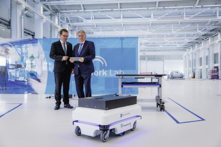 The mobile workplace of the future: Prof. Dr. rer. nat. Georg Rosenfeld (left), Executive Vice Pres-ident Technology Marketing and Business Models at Fraunhofer, introduces Prof. Dr.-Ing. Peter Gutzmer, CTO at Schaeffler AG, to new technologies that make humans the focus of the factories of tomorrow at the "Fraunhofer Future Work Lab" / Photo: Ludmilla Parsyak, © Fraunhofer IAO