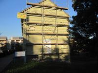Südwest-Fassade des Drei-Liter-Hauses mit repräsentativen Öffnungsstellen zur Probenentnahme des WDVS