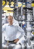 „Unsere Linien integrieren exakt aufeinander abgestimmte und zuverlässige Maschinenprozesse, die höchste Leistungen ermöglichen“, sagt Pasqual Sturm, Auditor Linienoptimierung bei der KHS Gruppe. „Unsere Linien integrieren exakt aufeinander abgestimmte und zuverlässige Maschinenprozesse, die höchste Leistungen ermöglichen“, sagt Pasqual Sturm, Auditor Linienoptimierung bei der KHS Gruppe.