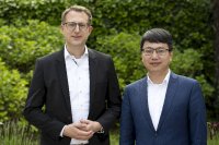 Andreas Zühlcke (links) als Vertreter der Viktor & Sigrid Dulger Stiftung mit dem Ökologiepreisträger Dr. Gan Huang (rechts) vom Karlsruher Institut für Technologie (KIT)