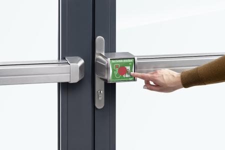 ASSA ABLOY präsentiert auf der architect@work mit der ePED Panik-Druckstange eine sehr elegante Lösung für Fluchttüren