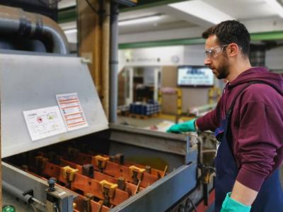Ein Mitarbeiter von Betz-Chrom bedient ein Chrombad, in dem Teile für die Luftfahrtindustrie veredelt werden / Bild: Betz-Chrom GmbH