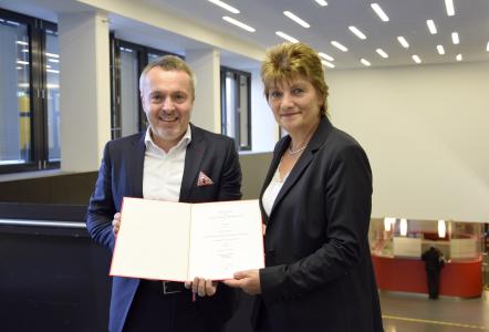 Prof. Dr. Lars Büttner und Kanzlerin Christiane Claus bei der Übergabe der Ernennungsurkunde, Foto: Hochschule Bremen / Sascha Peschke