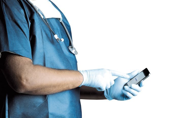 Arzt mit Smartphone 700.jpg