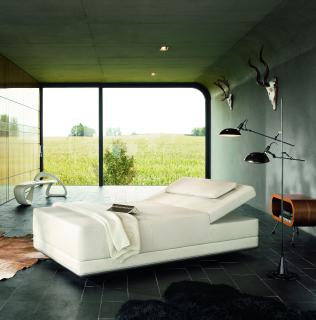 Using the innovative swaying function of Sway, the new KLAFS relaxation lounger, opens up effective paths with which to help body and soul and – besides – improve concentration, performance and reactive capabilities